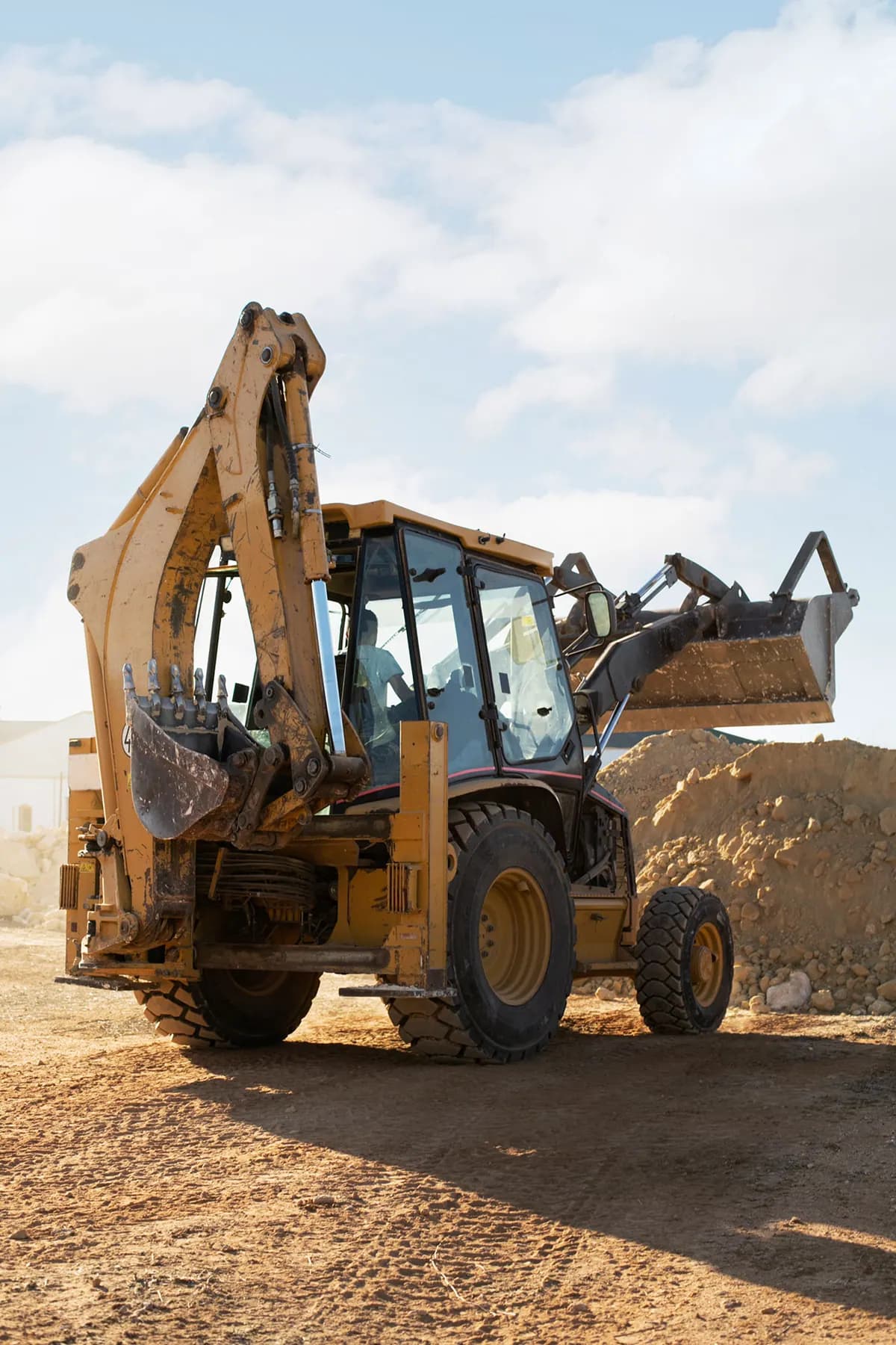 Baggerlader auf einer Erdbaustelle beim Bewegen von Aushub