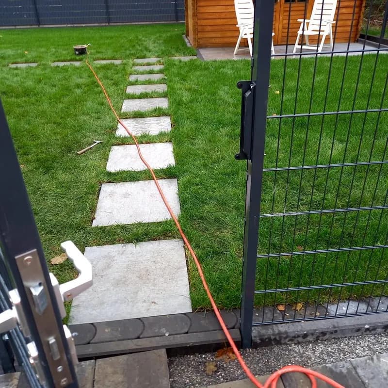 Trittplatten im Rasen als Weg zum Gartenhaus