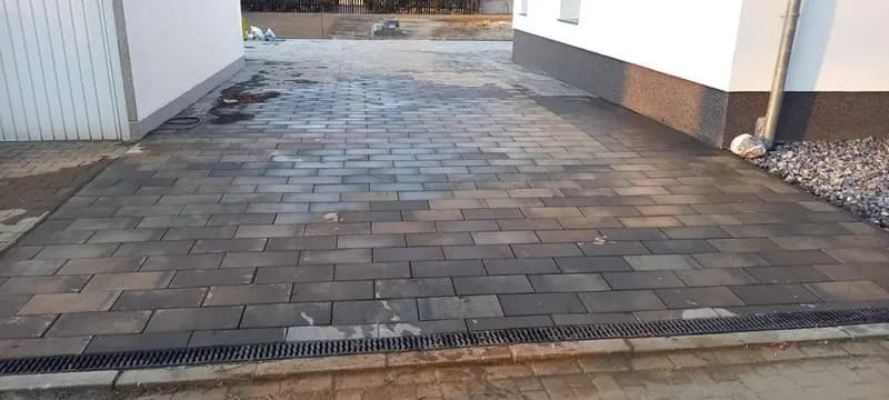 Fertig gepflasterte Hofeinfahrt mit Entwässerungsrinne