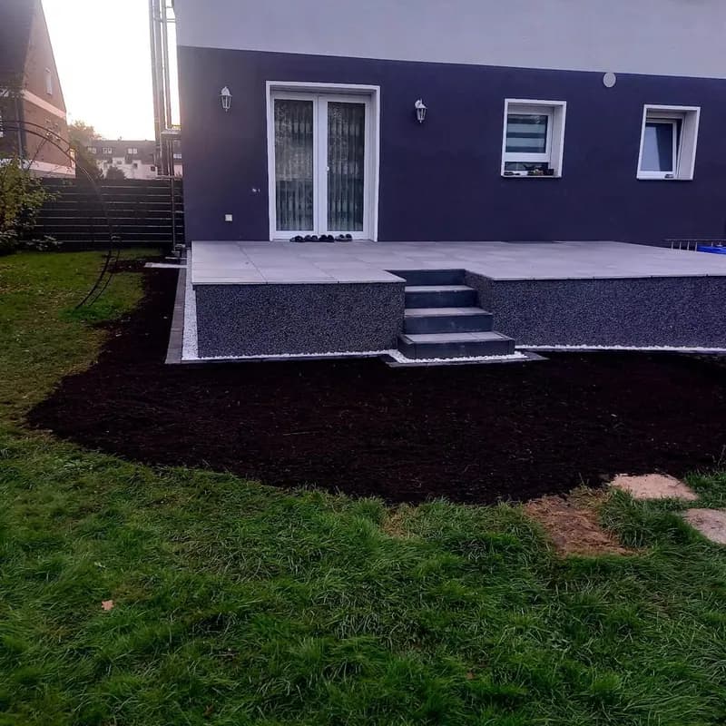 Terrasse mit Blockstufen und frisch gemulchtem Beet