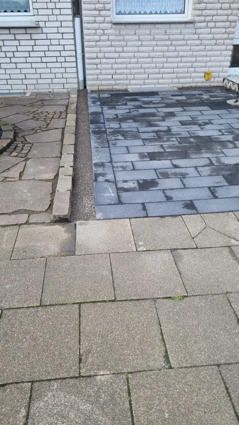 Neu gepflasterte Terrassenfläche an einem Klinkerhaus