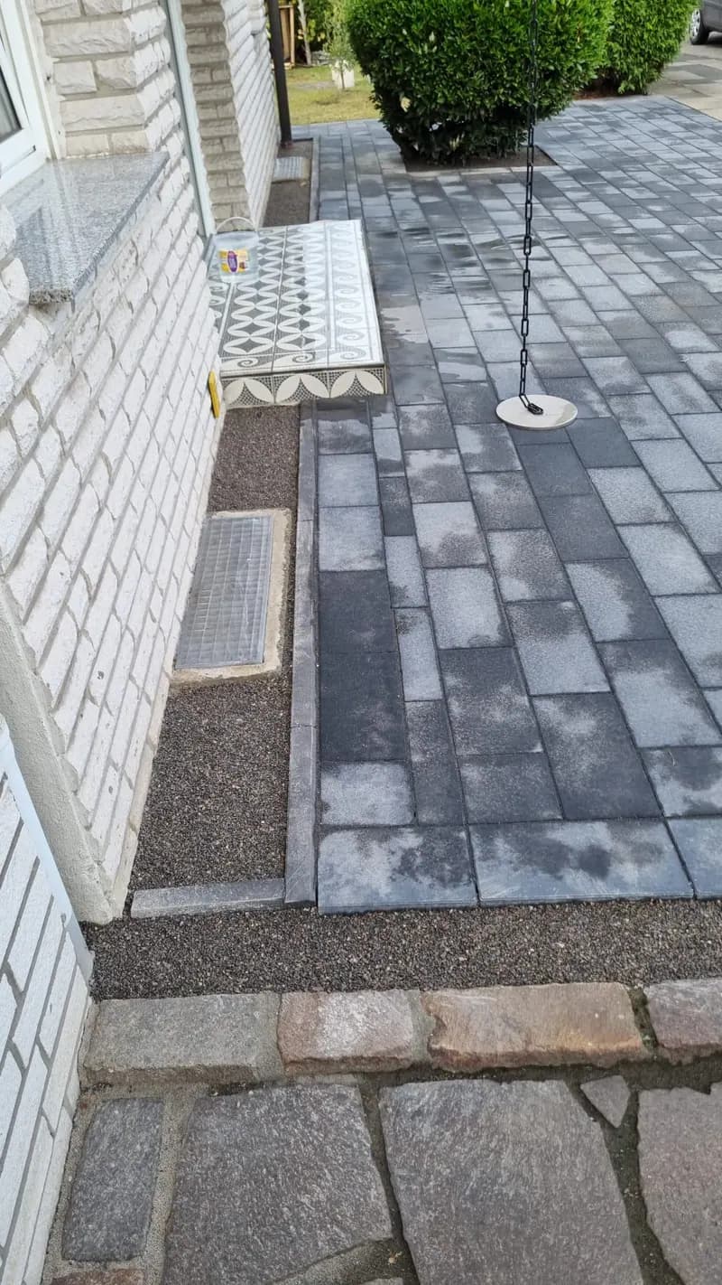 Gepflasterter Hauszugang mit Natursteinbordüre