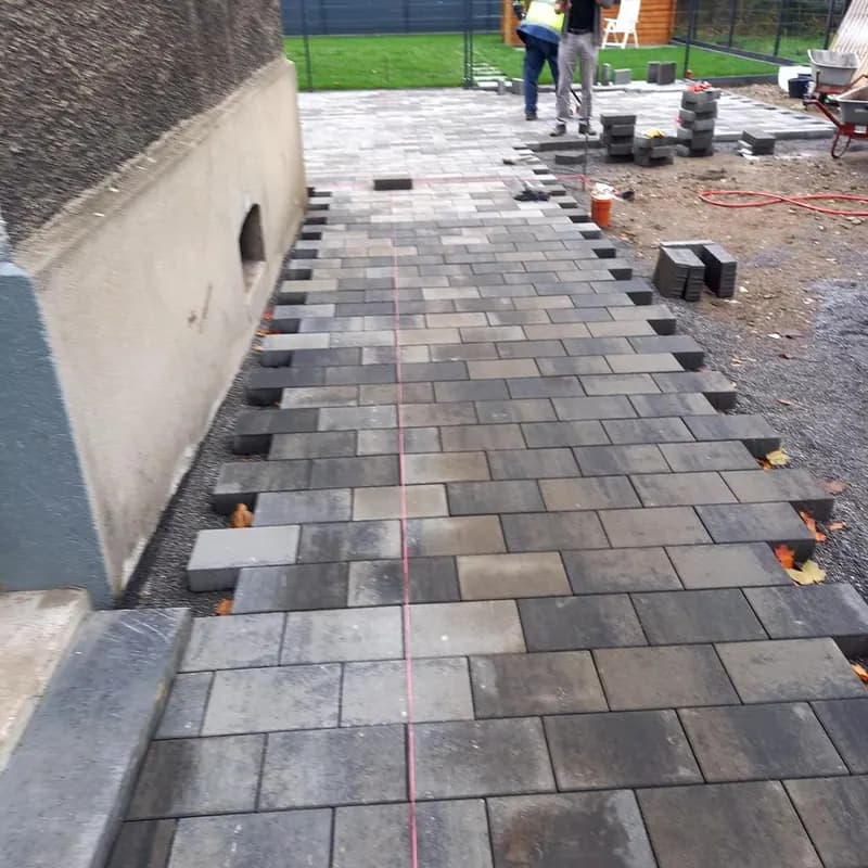 Pflasterarbeiten im Hofgang mit gespannter Richtschnur
