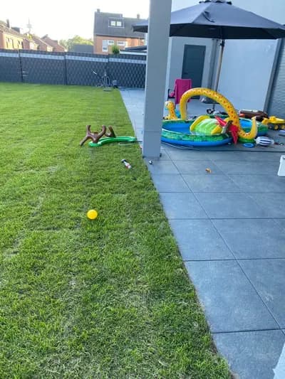 Terrassenplatten am Rasen eines Familiengartens