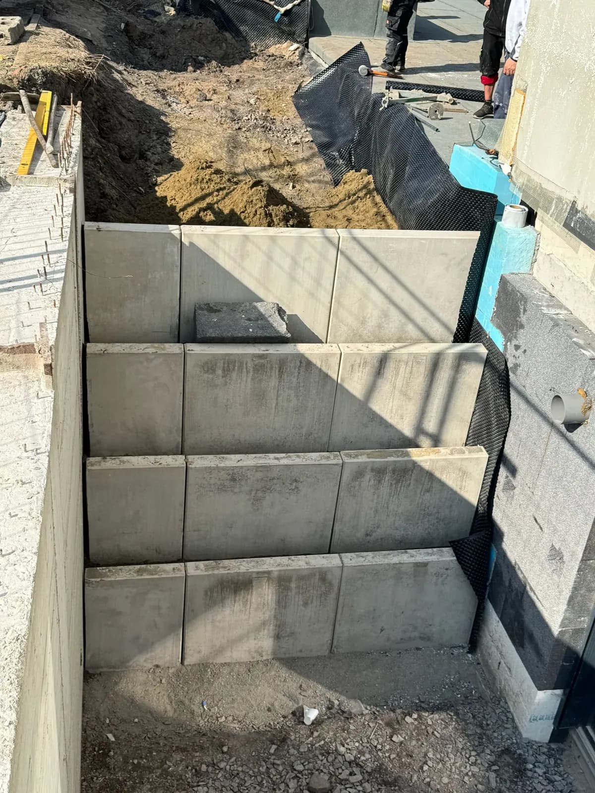 Winkelstützelemente aus Beton als Stützmauer der Geländekante