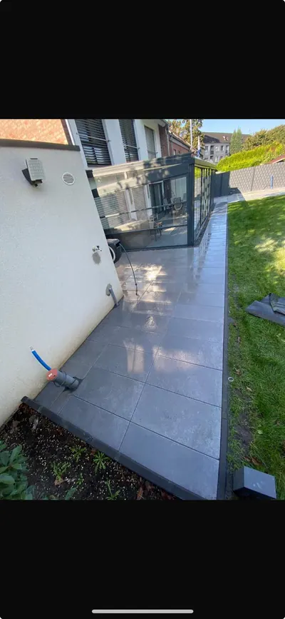 Betonierte Fläche entlang der Fassade eines Neubaus