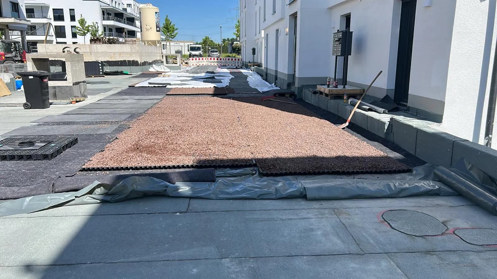 Terrassenaufbau mit Abdichtungsbahn und rotem Splitt