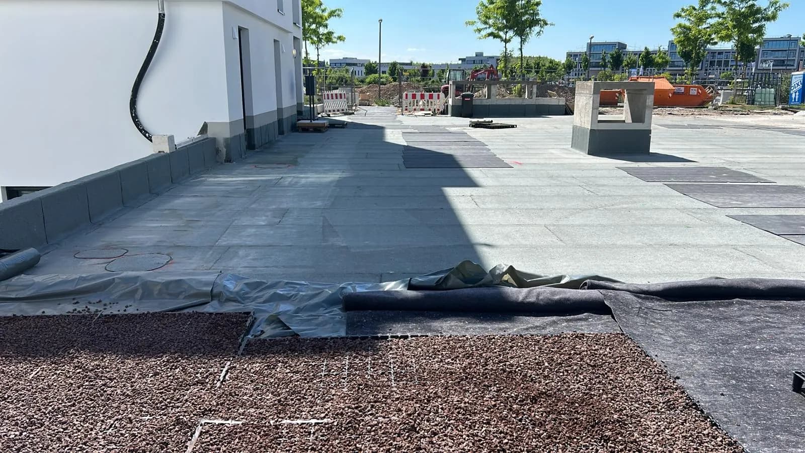 Flächenaufbau mit Bautenschutzmatte und Kiesschüttung