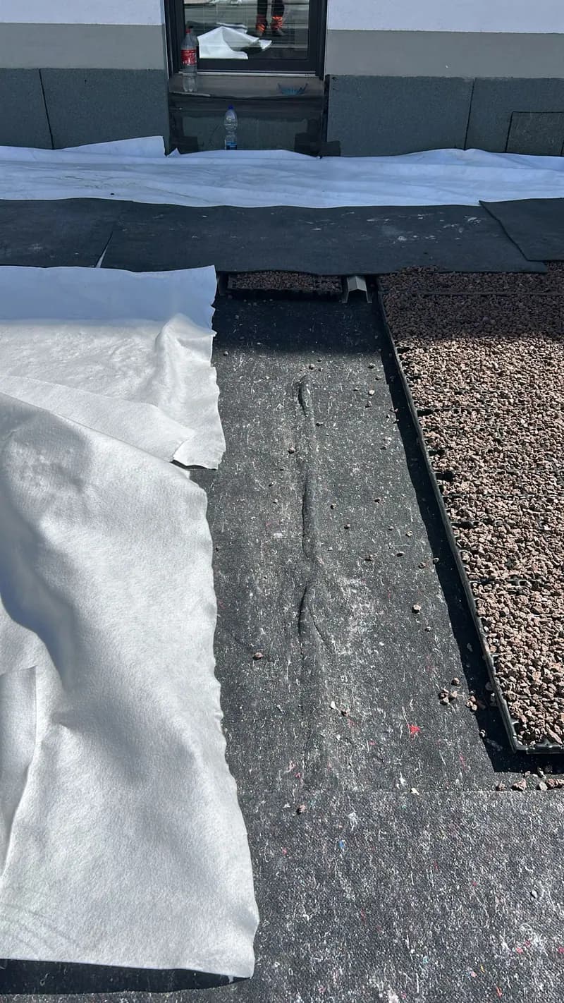 Vlies und Drainschicht am Übergang zur Terrassenfläche