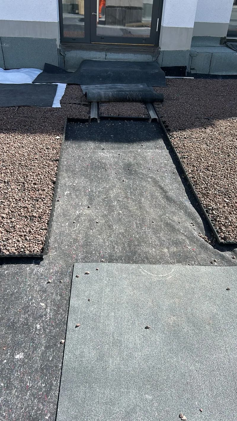 Abdichtungsbahn und Splittbett vor dem Verlegen der Terrassenplatten