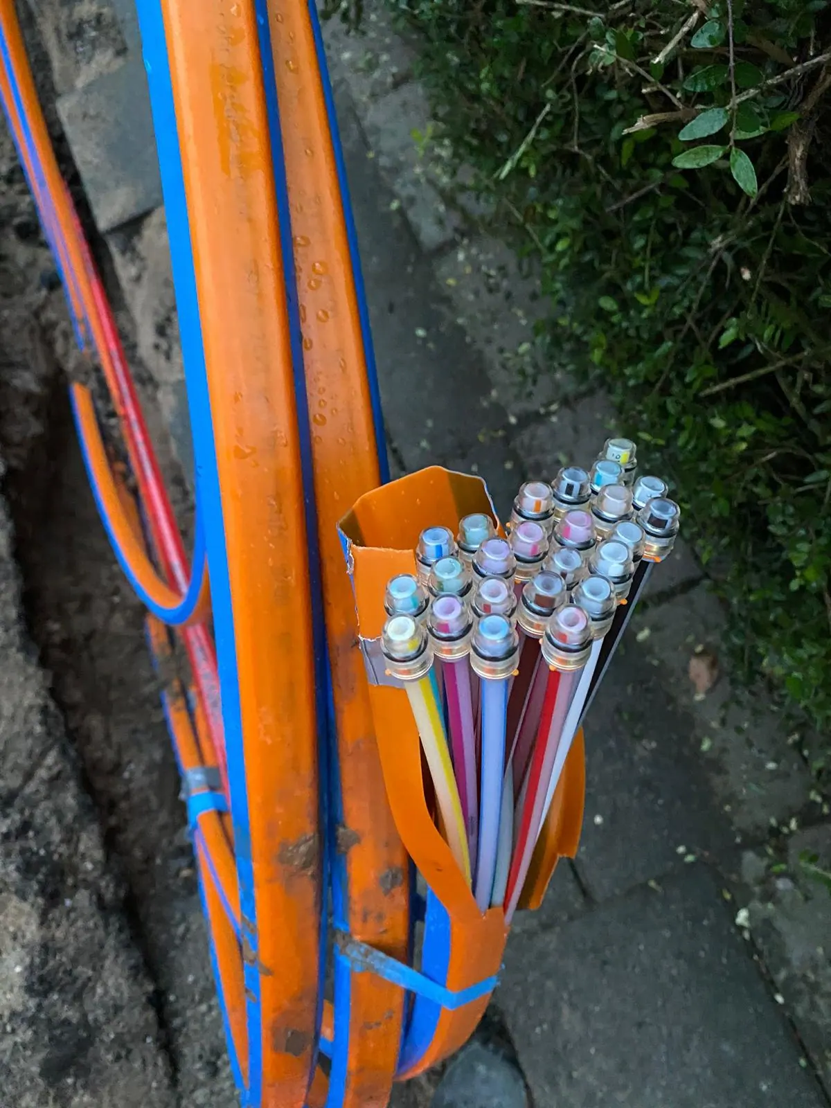 Orangefarbene Glasfaser-Leerrohre mit farbig markierten Mikrorohren