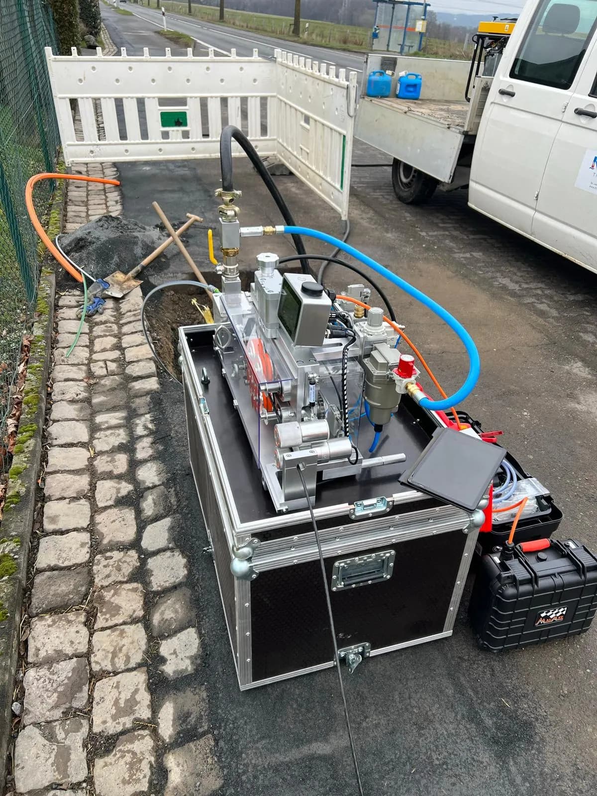 Einblasgerät für Glasfaserkabel im Einsatz an der Baustelle