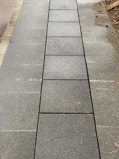 Neu verlegter Plattenweg über der wiederhergestellten Kabeltrasse