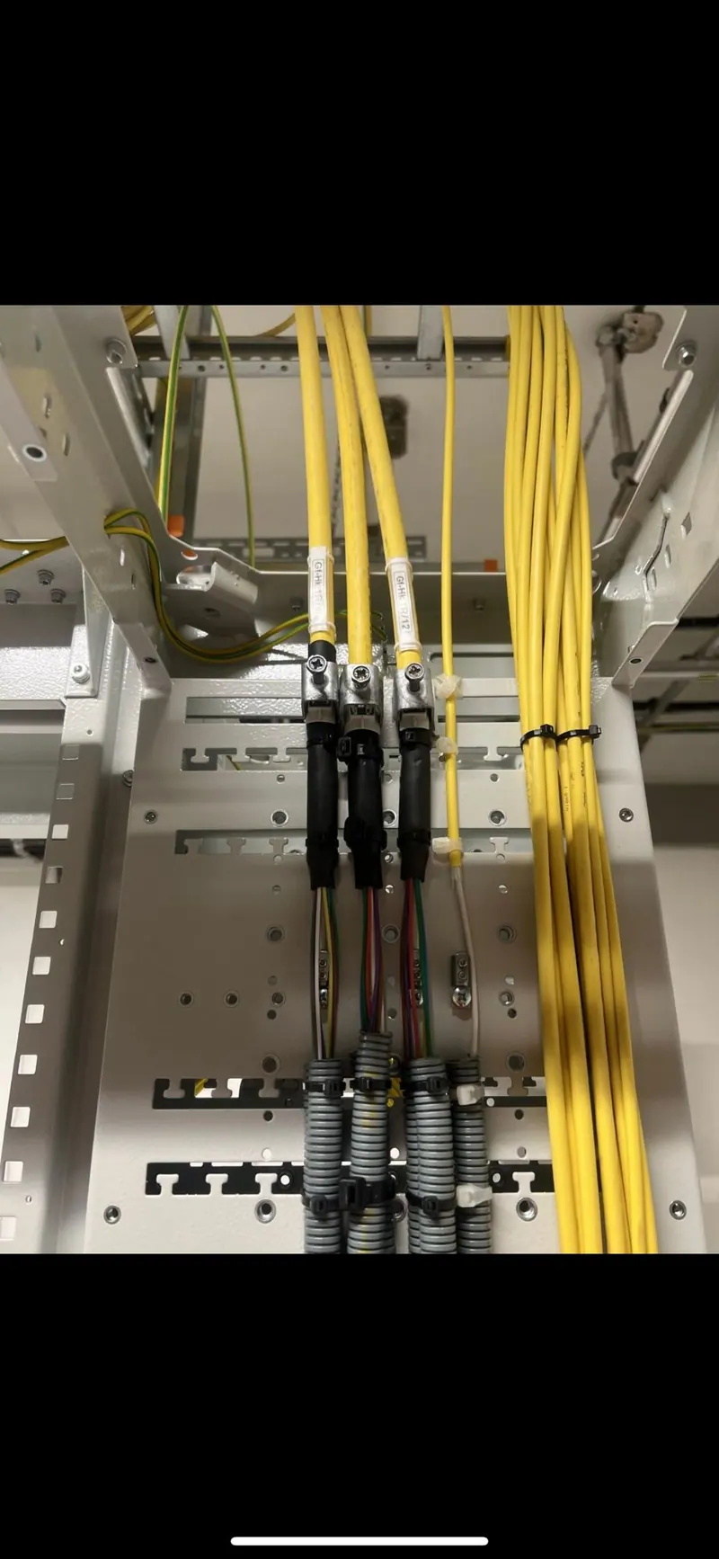 Gelbe Glasfaser-Patchkabel im Innenraum eines Netzverteilers