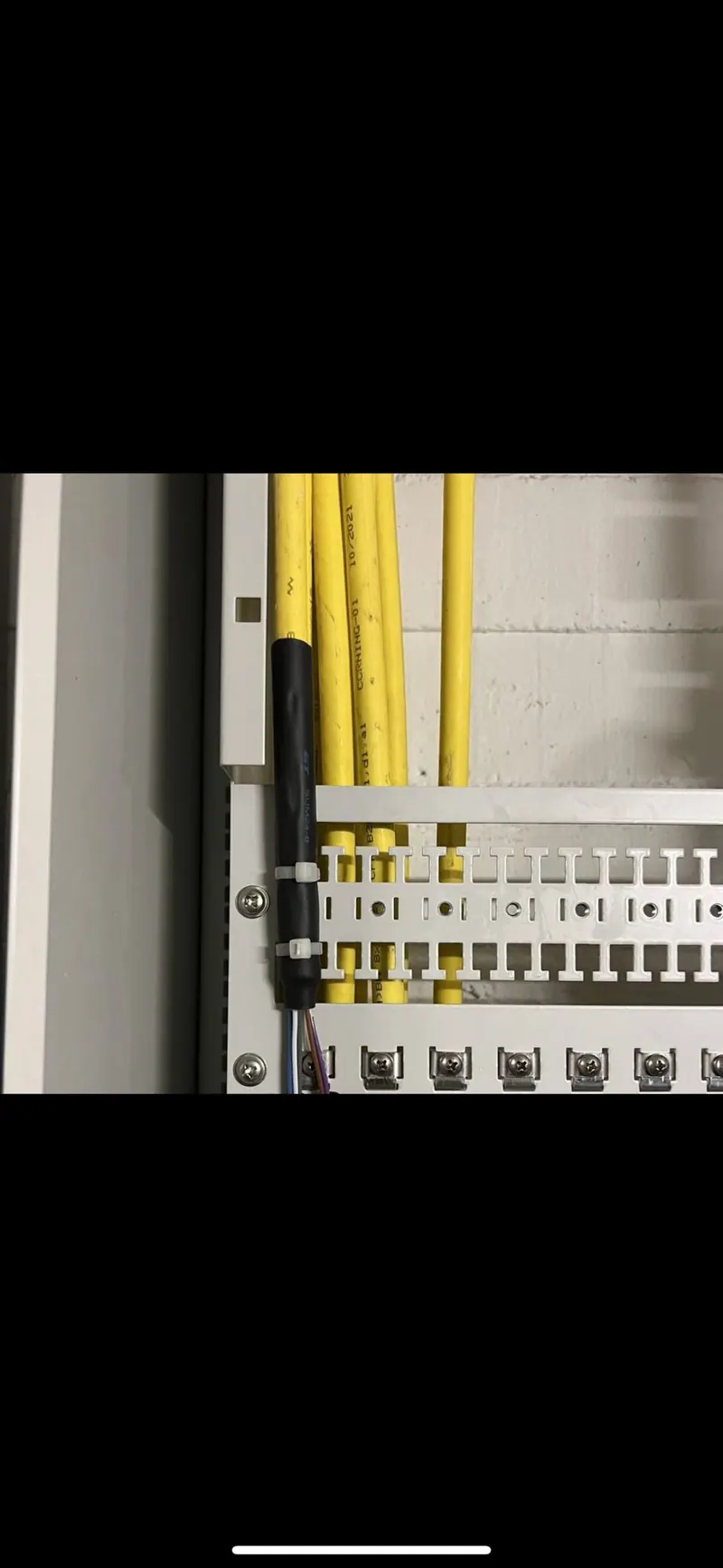Hausübergabepunkt mit Glasfaseranschluss neben der Elektroverteilung