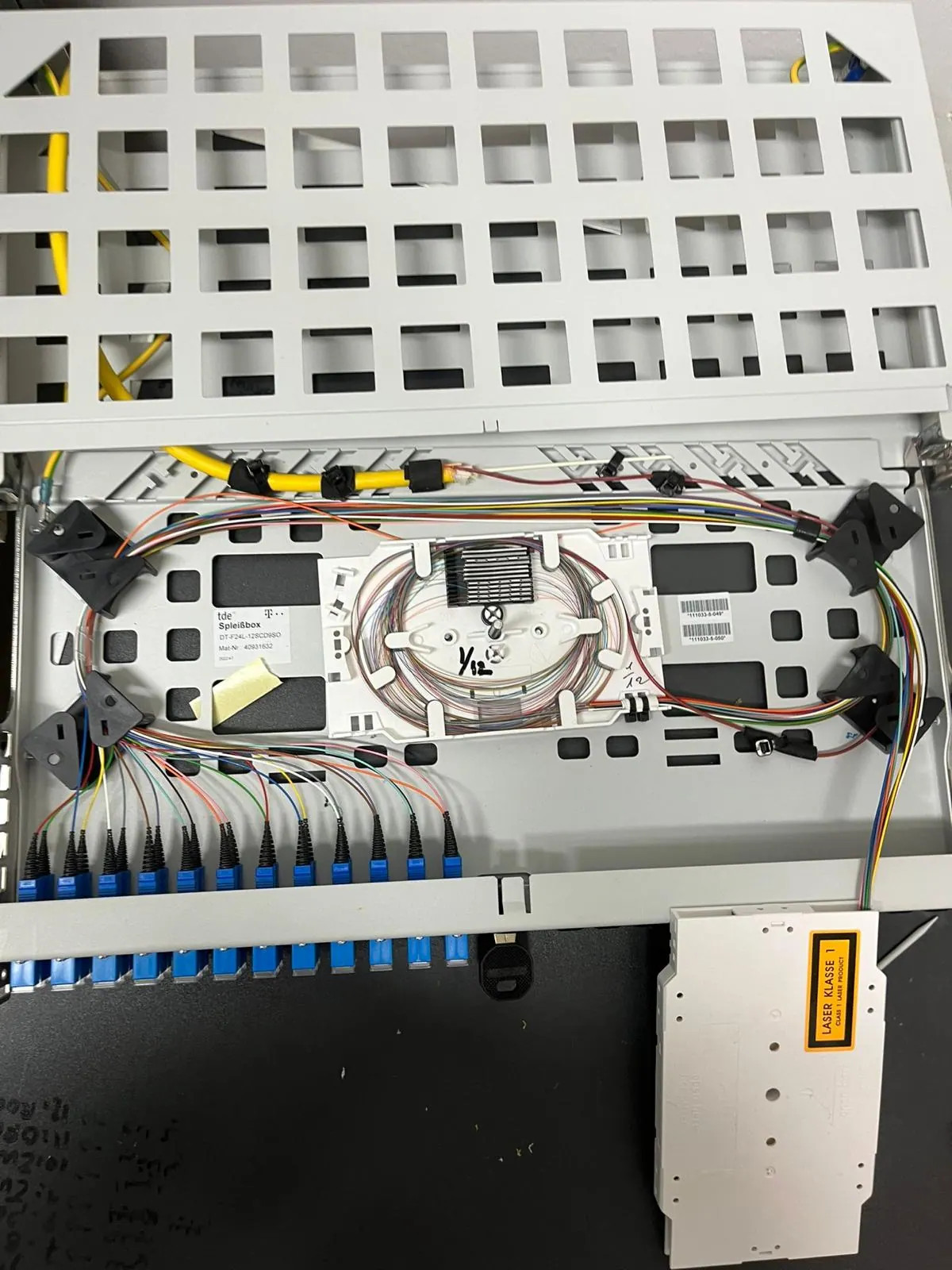 Spleißgerät und geöffnete Faserkassette bei der Montage