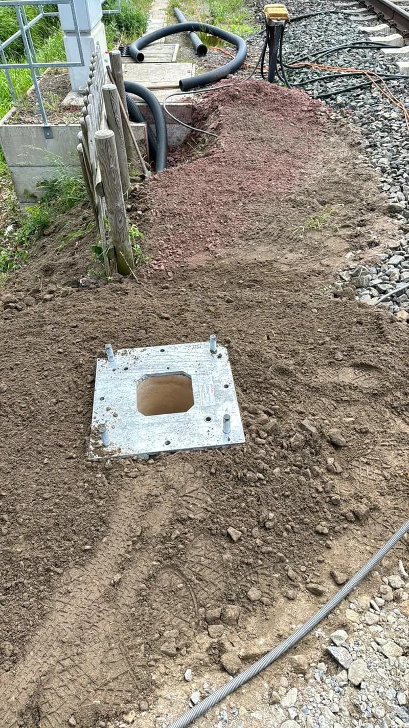 Neu gesetzter Kabelschacht im verfüllten Erdreich
