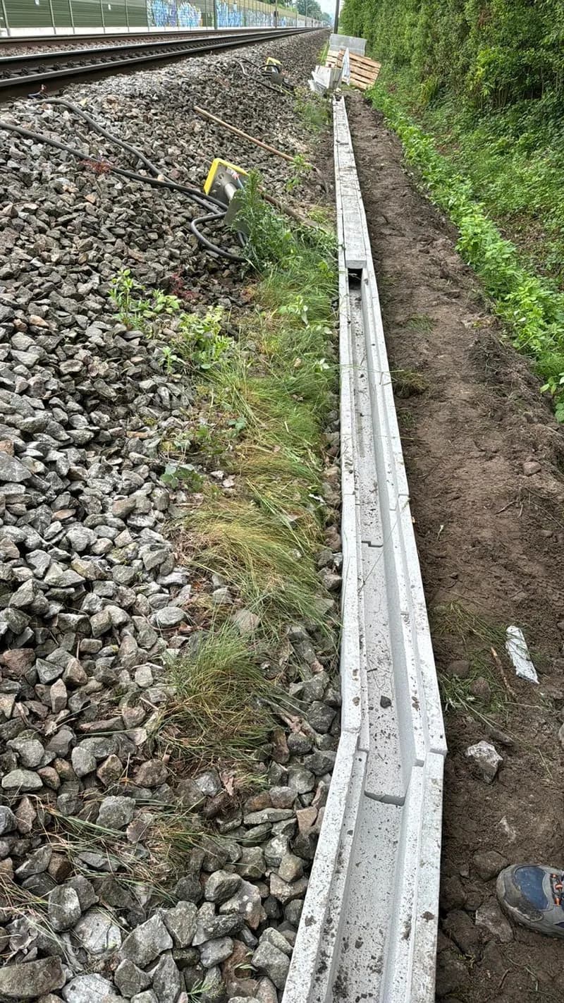 Neu gesetzte Kabelrinne entlang einer Bahnstrecke
