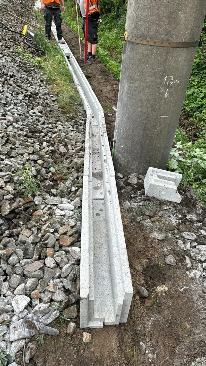 Kabelrinne am Brückenpfeiler im Gleisbereich