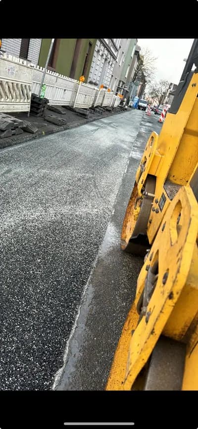 Baggerarm im Einsatz auf einer innerstädtischen Straßenbaustelle
