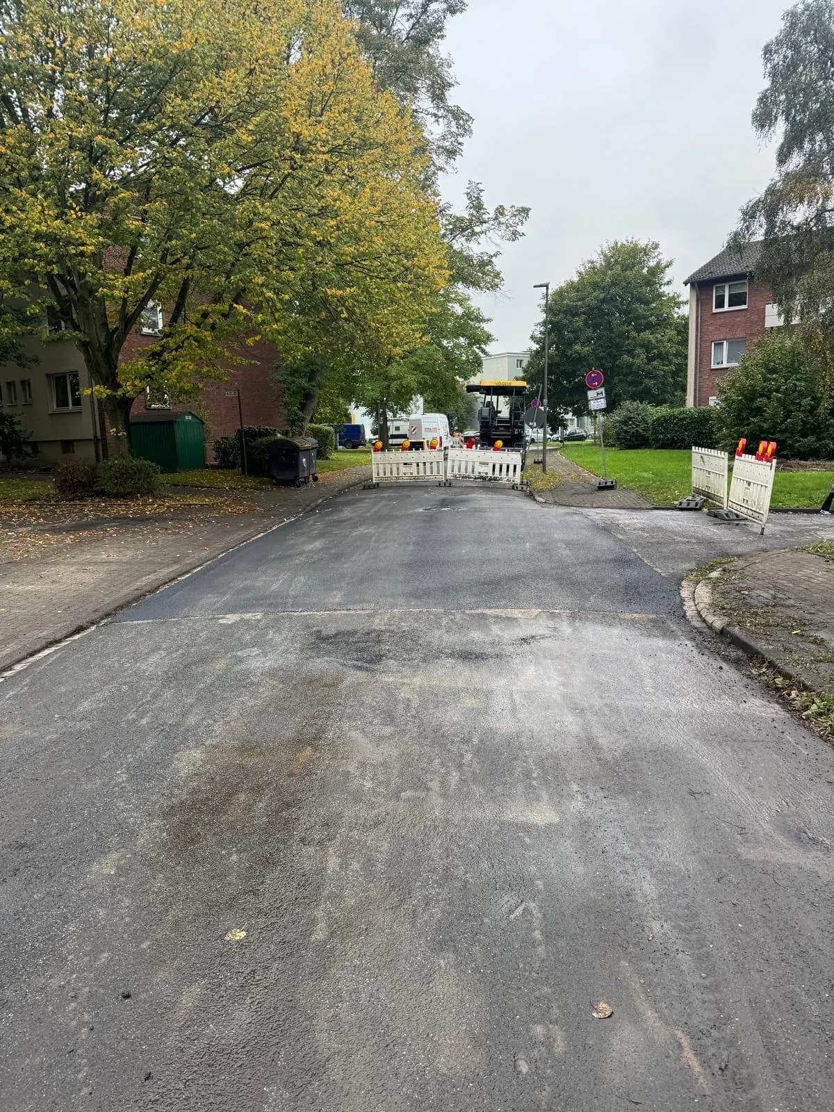 Straßenabschnitt nach dem Fräsen, vorbereitet für den Asphalteinbau