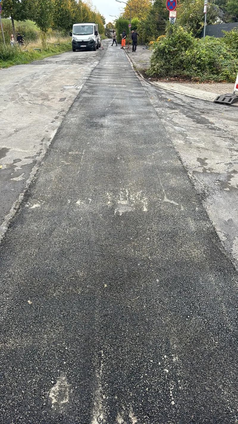 Gefräste Fahrbahn vor dem Einbau der neuen Deckschicht