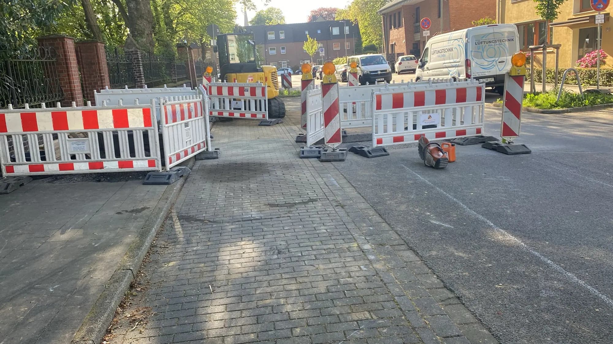 Vollsperrung einer Straße mit Absperrbaken während der Bauausführung