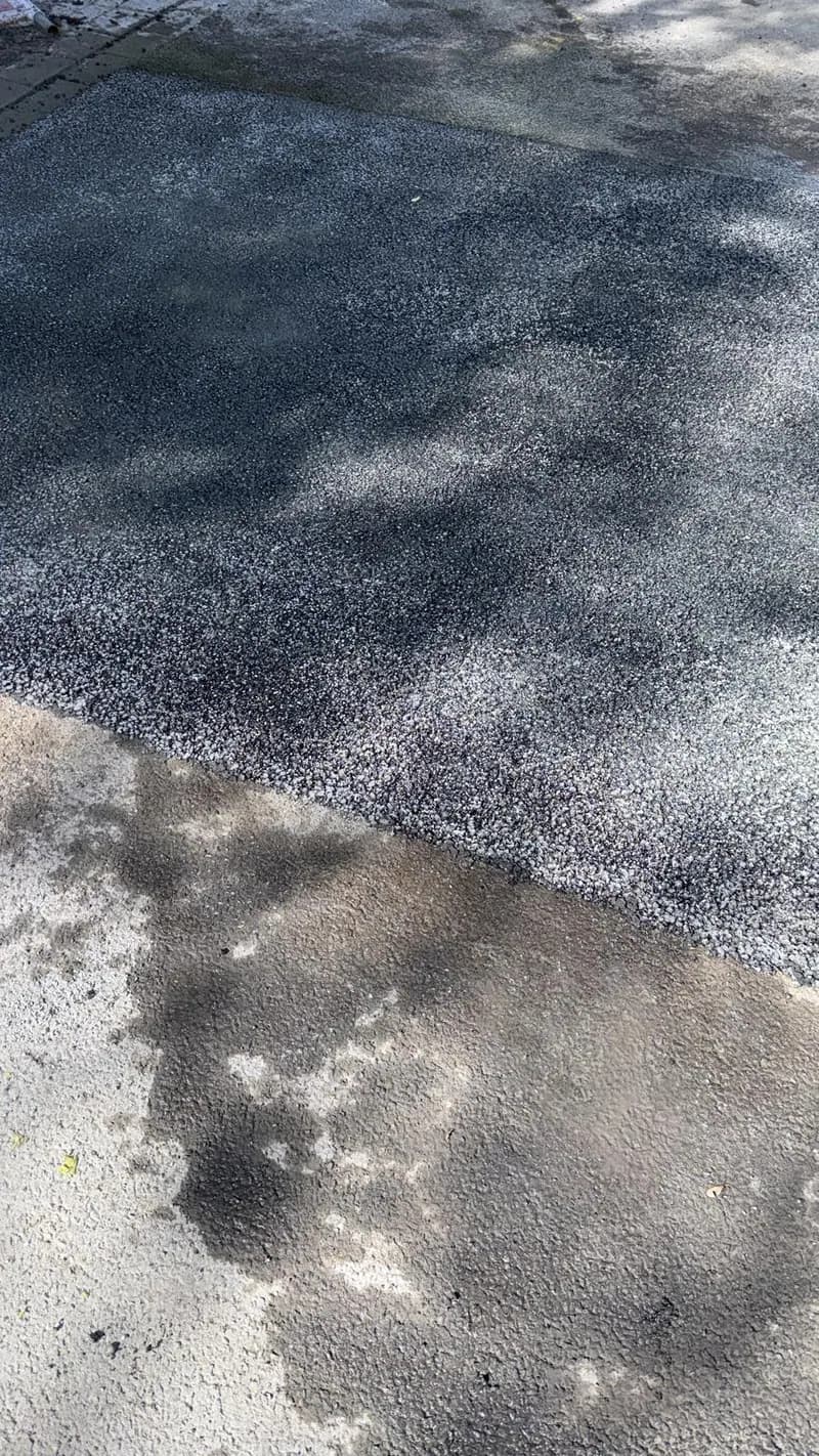 Übergang zwischen alter und neu eingebauter Asphaltdecke