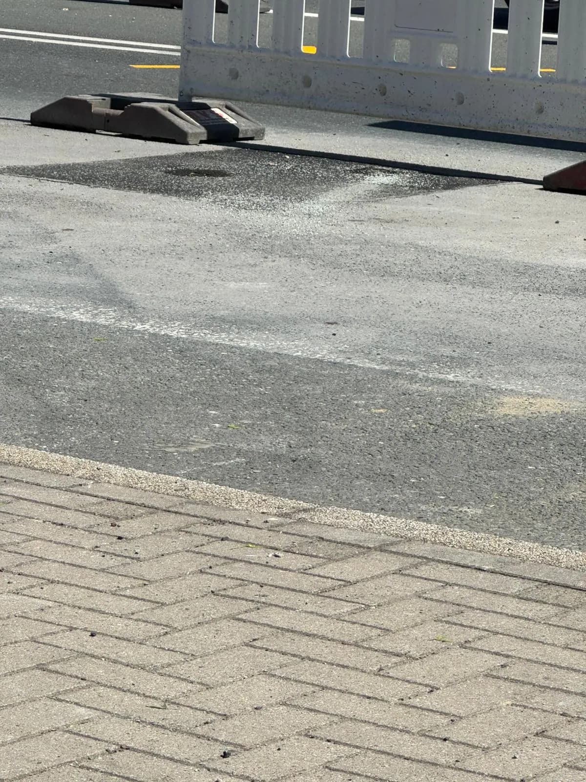 Fertiggestellter Fahrbahnrand vor einem Gewerbegebäude