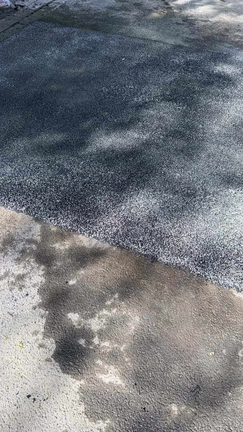 Frisch geschlossene Aufgrabung in der Asphaltdecke