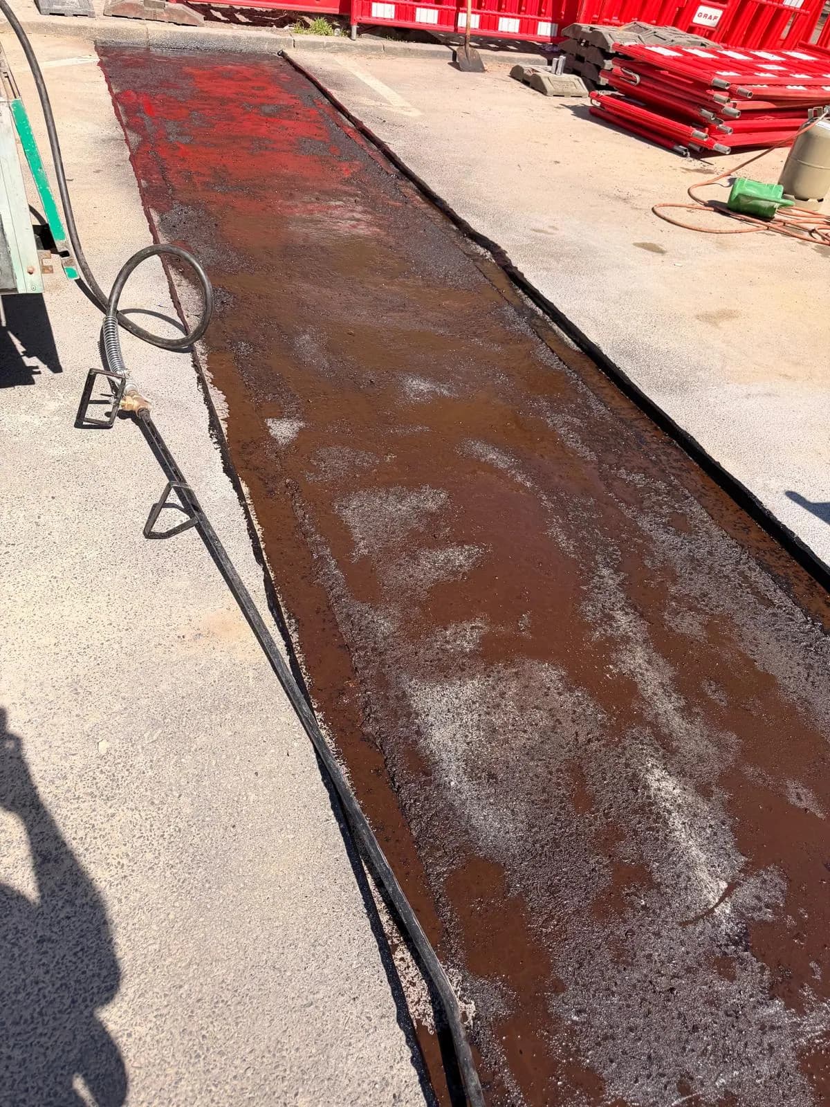 Vorbehandelte Fahrbahnfläche mit Absperrgittern vor dem Deckeneinbau