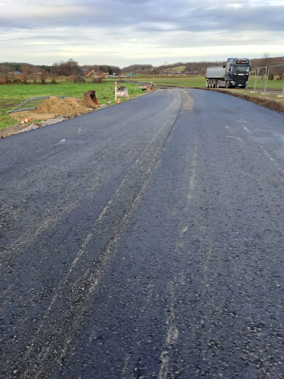 Neu gebauter Wirtschaftsweg durch offenes Feld