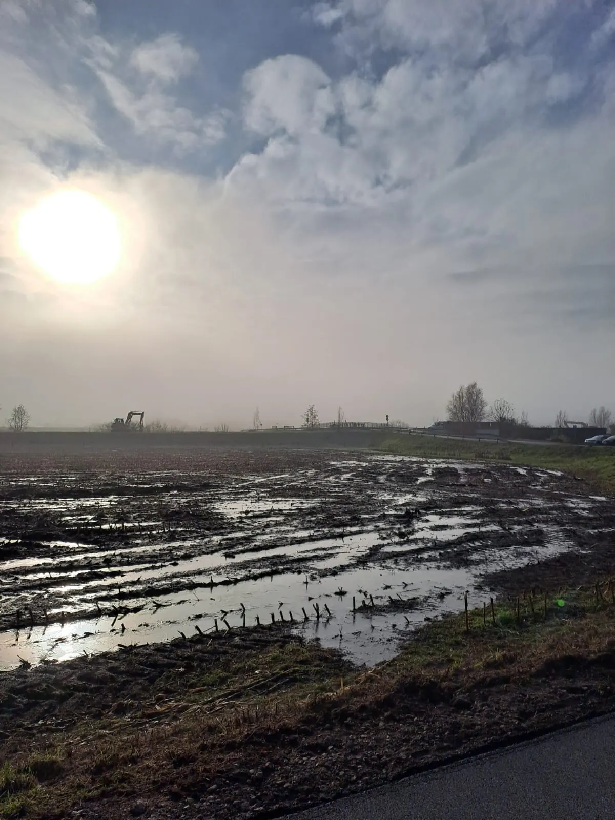 Baustelle eines Wirtschaftswegs im Morgennebel