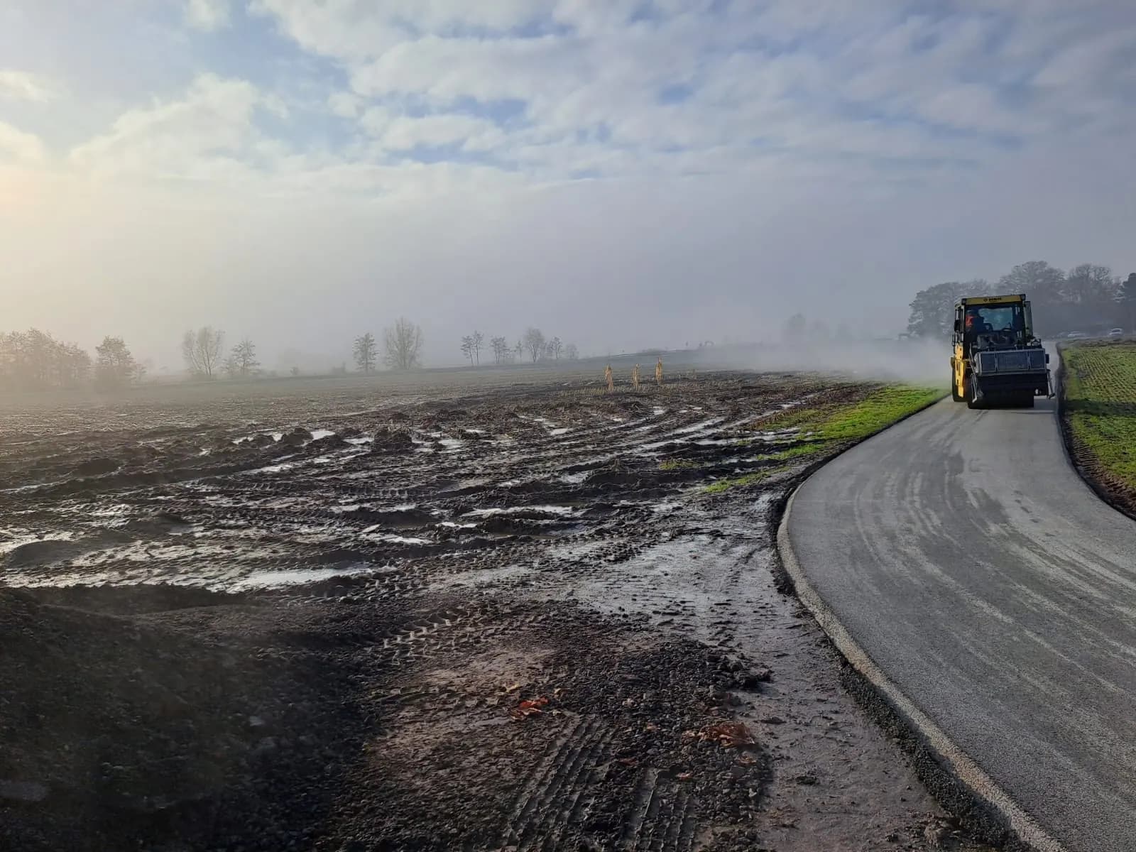 Walze auf einem neu gebauten Wirtschaftsweg im Nebel