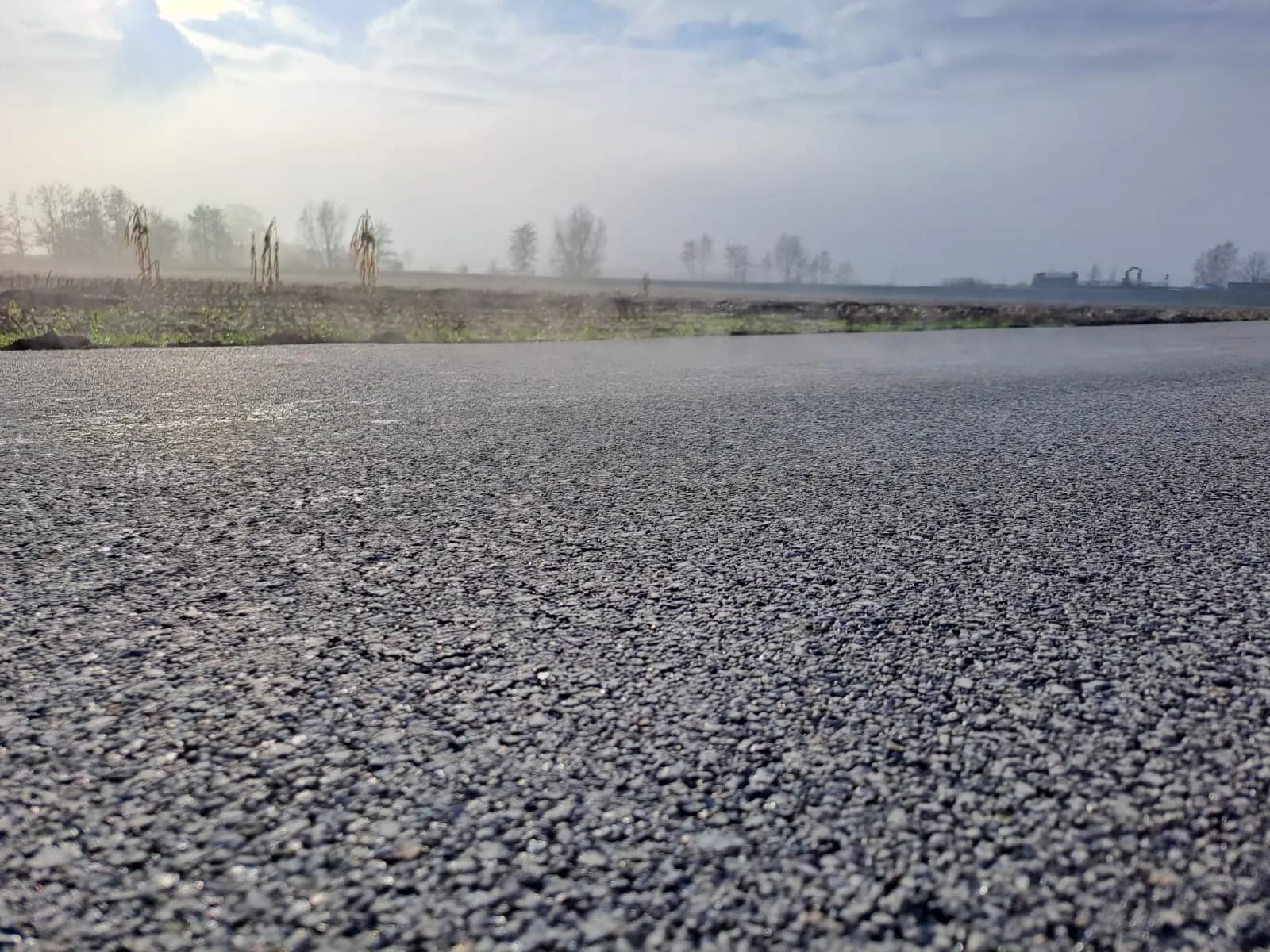 Grob verdichtete Schottertragschicht vor dem Asphalteinbau