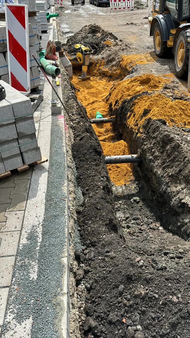 Offener Leitungsgraben im Gehweg entlang der Bordsteinkante
