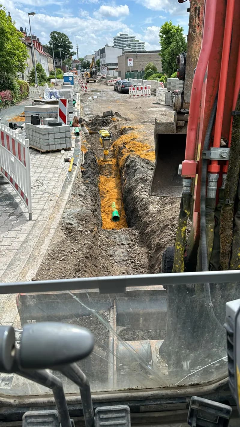 Baggerarbeiten an einem Leitungsgraben in einer innerstädtischen Straße