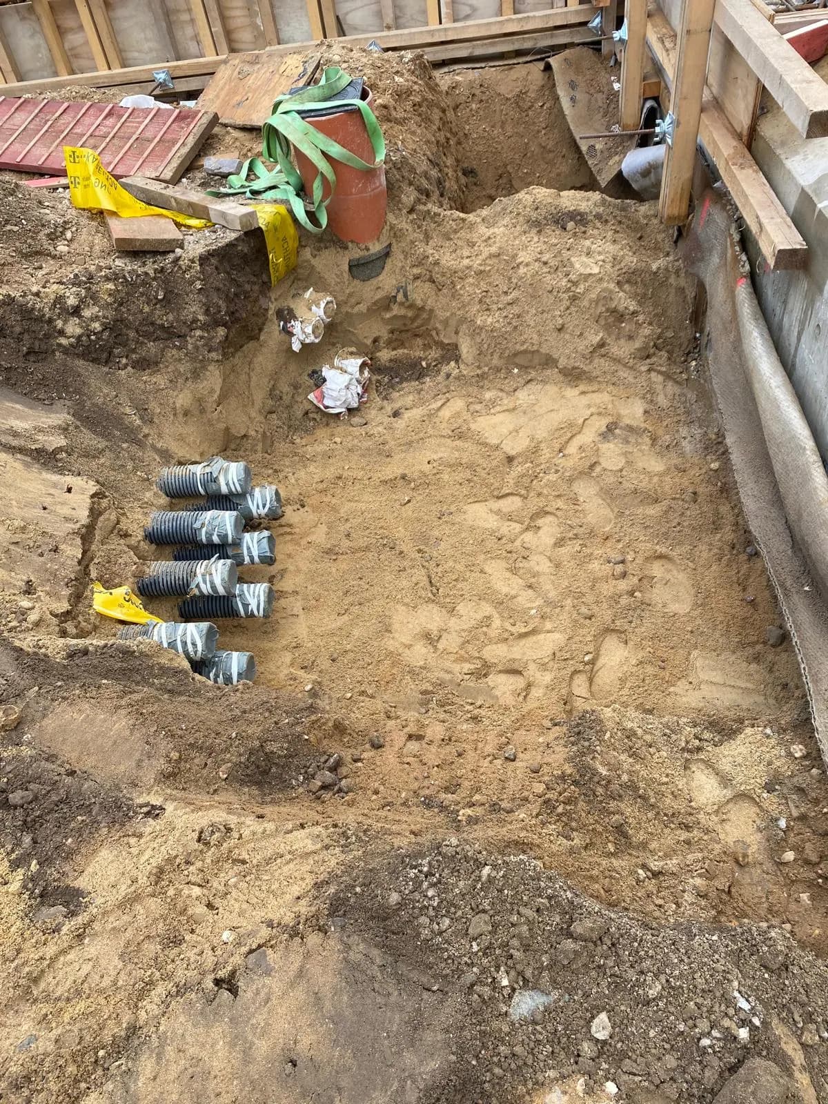 Rohrenden im Graben unter einem Holzverbau
