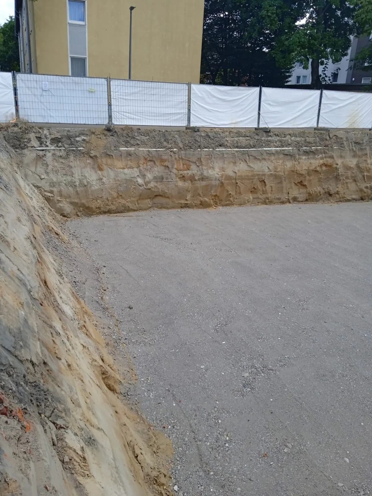 Verdichtete Sohle einer Baugrube neben der Böschung