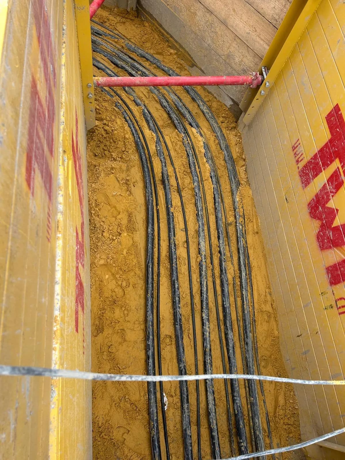 Kabelbündel im verbauten Graben, Detailaufnahme der Verbauwand