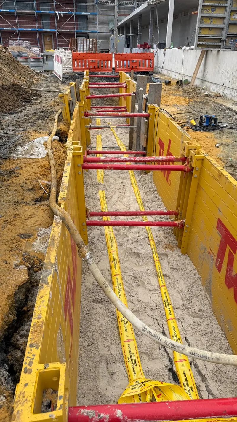 Verbauter Leitungsgraben über die gesamte Baustellenlänge