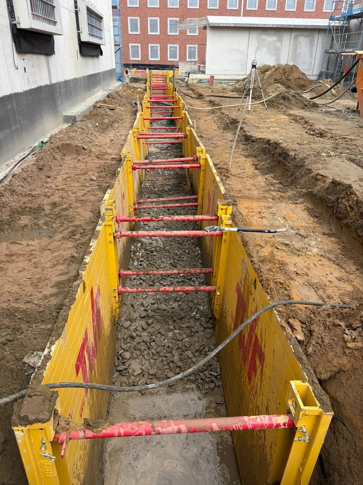 Grabenverbau mit Spreizen entlang einer innerstädtischen Baustelle