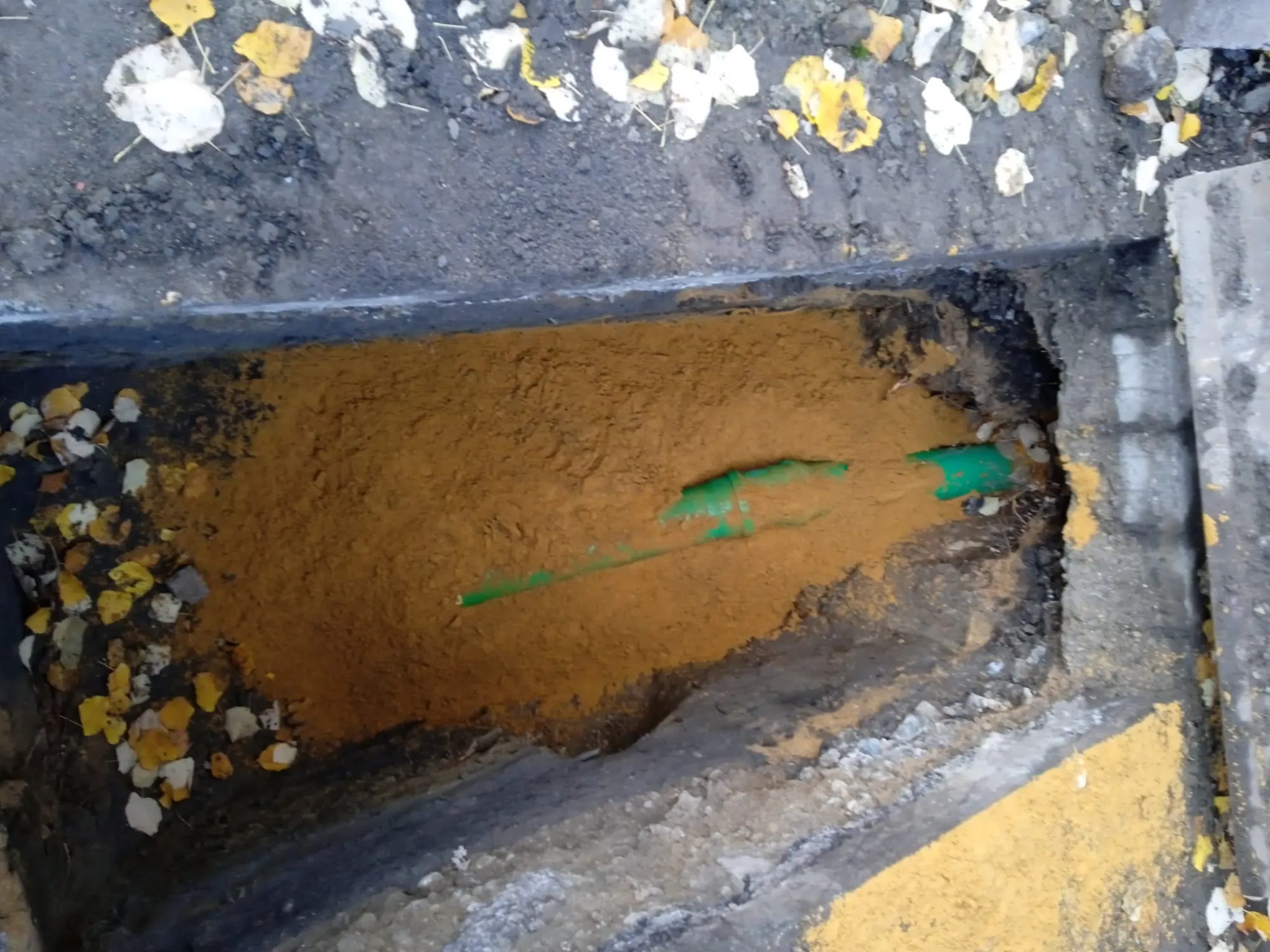 Detail der freigelegten Leitung unter dem Straßenaufbau